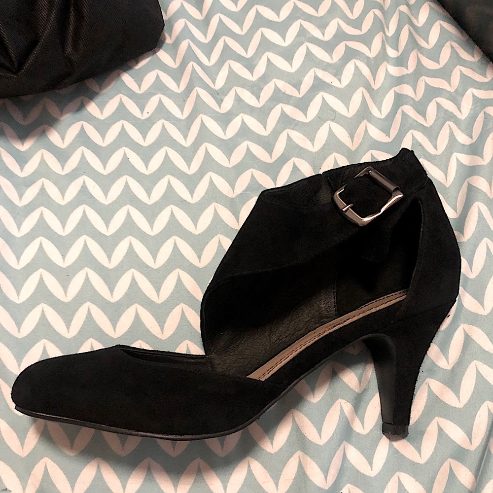 Envy “Off Stage” Black suede pump.